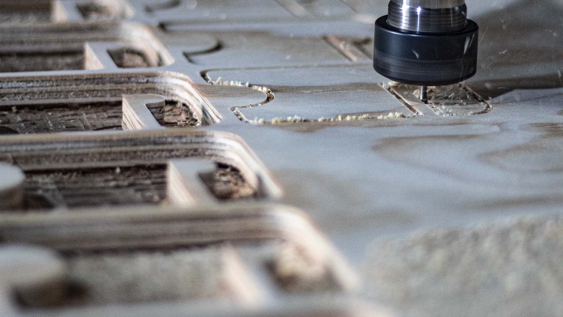 Router CNC fabricando una serie real de piezas de madera