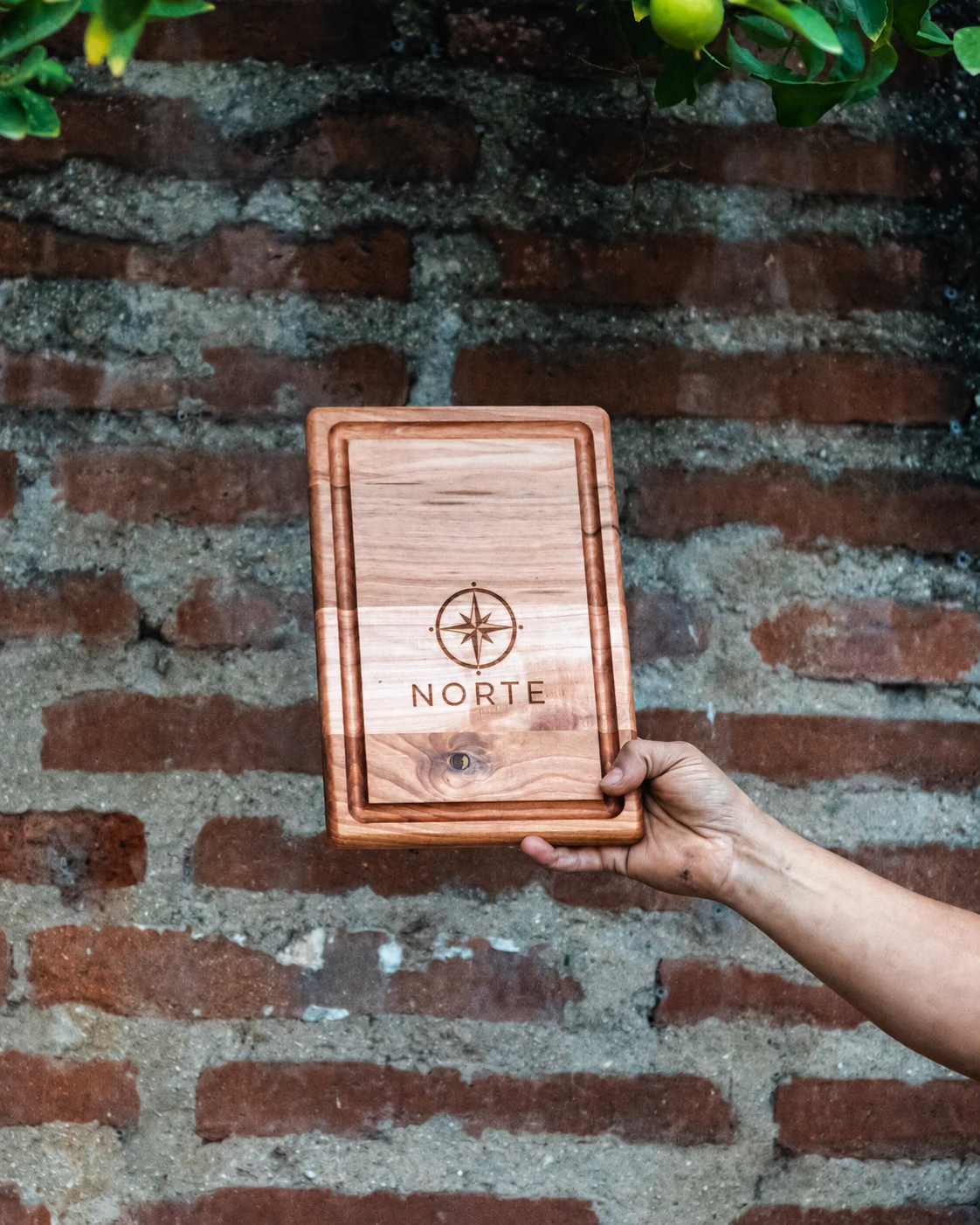Tabla de madera con una muestra ficticia de grabado láser para la marca Norte