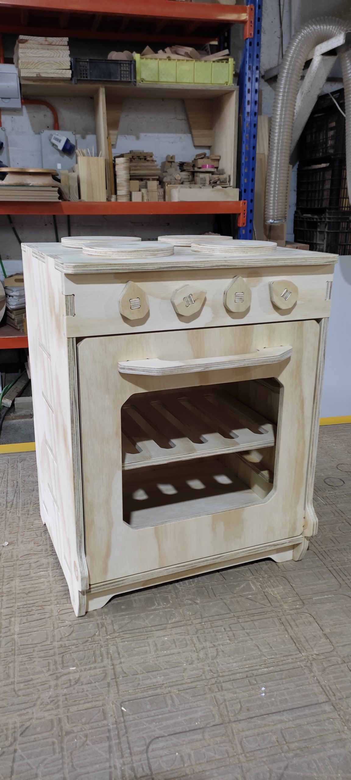 Mueble infantil ensamblado con piezas cortadas en CNC
