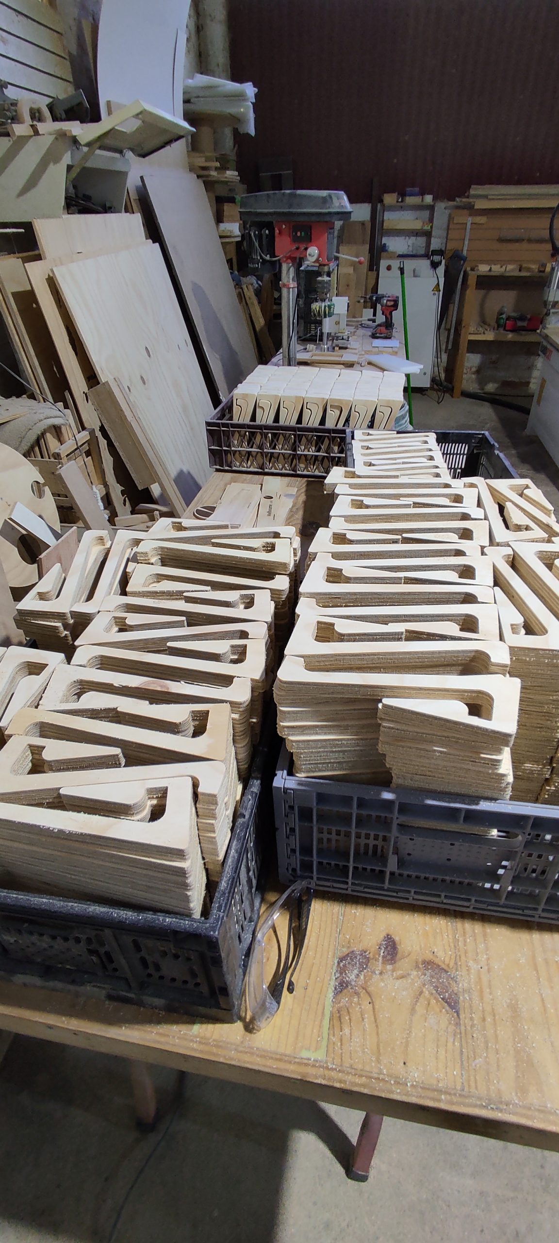 Lote de piezas de madera preparado para producción en serie