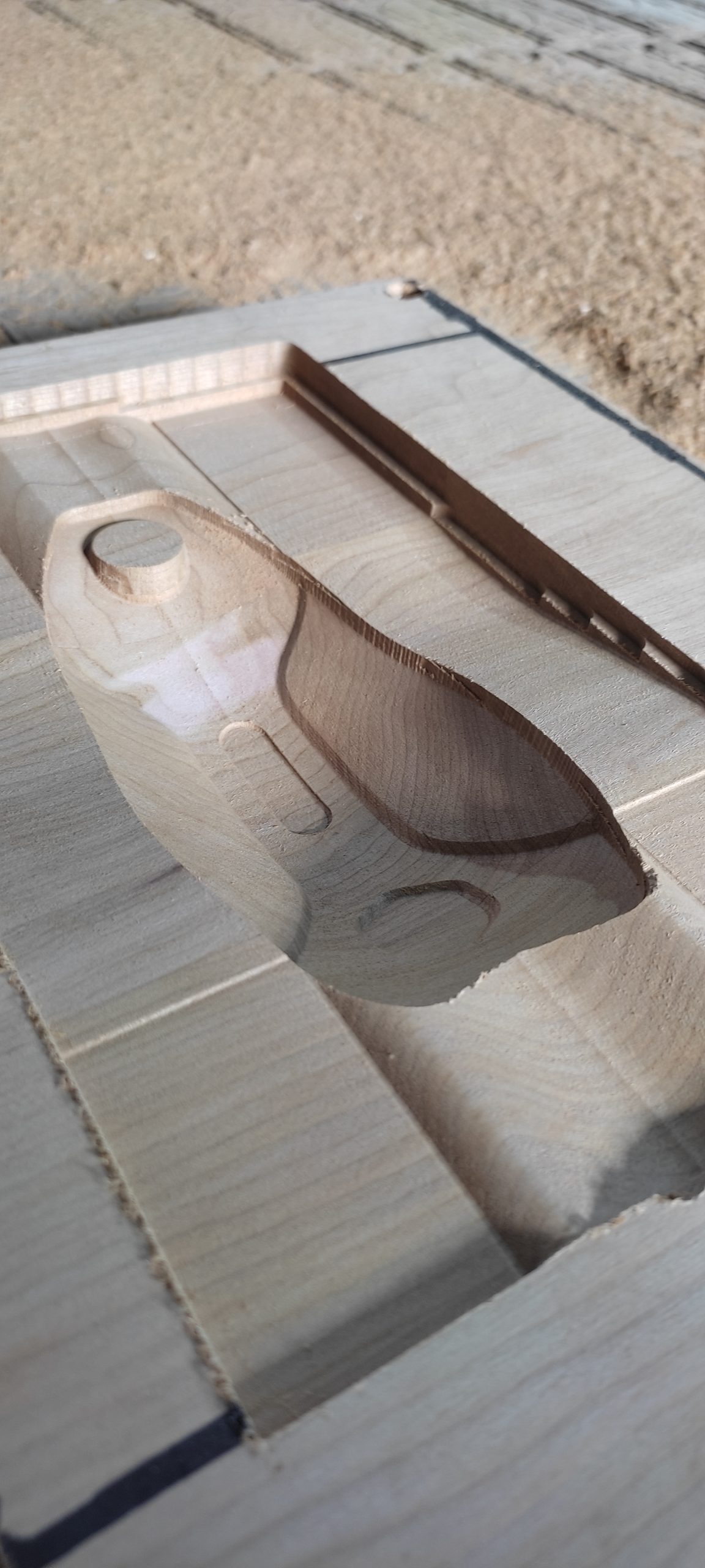 Cavidad y rebaje mecanizados en una pieza de madera