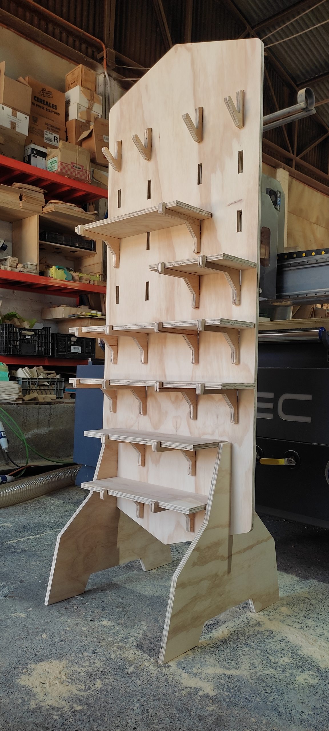 Display modular fabricado en terciado en el taller Andes Maker
