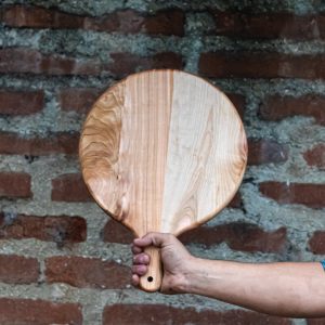 Tabla de picoteo de madera nativa de lenga, modelo Pumalín